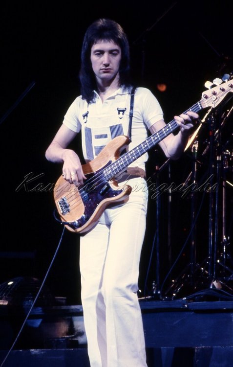 johndeacon-1977-1.thumb.jpg.9192f5aa243b4fce2d9342a11dc03813.jpg
